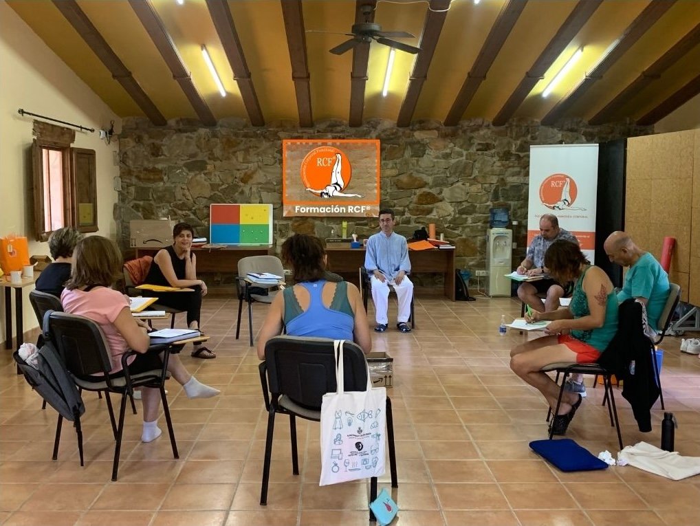 sesion-grupal-de-la-formacion-base-en-reeducacion-corporal-funcional-rcf-impartida-por-raul-castellano-garcia